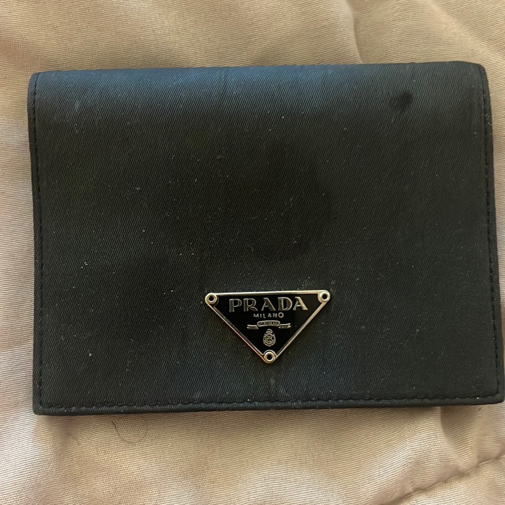 Prada wallet GUC A FEW STAINS